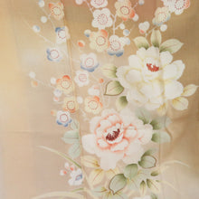 Load image into Gallery viewer, 色留袖 アンティーク 色留袖 袷 バチ衿 薄茶色xクリーム色x緑色x花々模様 刺繍入り 正絹 レトロ 昔着物 身丈156cm