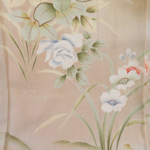 Load image into Gallery viewer, 色留袖 アンティーク 色留袖 袷 バチ衿 薄茶色xクリーム色x緑色x花々模様 刺繍入り 正絹 レトロ 昔着物 身丈156cm