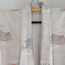 Load image into Gallery viewer, 紬 着物 本場大島紬 証紙付き 白大島 扇子模様 ベージュx薄茶色x赤色 正絹 袷 広衿 カジュアル 仕立て上がり着物 身丈165cm