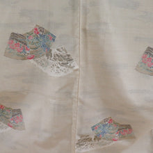 Load image into Gallery viewer, 紬 着物 本場大島紬 証紙付き 白大島 扇子模様 ベージュx薄茶色x赤色 正絹 袷 広衿 カジュアル 仕立て上がり着物 身丈165cm