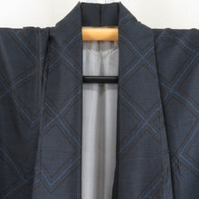 Load image into Gallery viewer, 紬 着物 大島紬 幾何学模様 横双織式 黒色x紺色 袷 広衿 カジュアル 仕立て上がり着物 身丈158cm