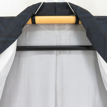 Load image into Gallery viewer, 紬 着物 大島紬 幾何学模様 横双織式 黒色x紺色 袷 広衿 カジュアル 仕立て上がり着物 身丈158cm