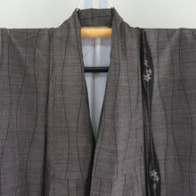 Load image into Gallery viewer, 紬 着物 大島紬 立涌に花模様 黒色x茶色 袷 広衿 カジュアル 仕立て上がり着物 身丈159cm