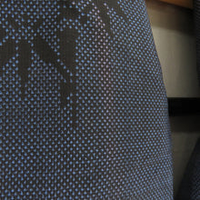 Load image into Gallery viewer, 紬 着物 大島紬 竹模様 紺色x黒色 正絹 袷 広衿 カジュアル 仕立て上がり着物 身丈159cm