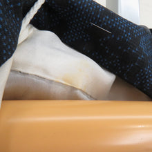 Load image into Gallery viewer, 紬 着物 大島紬 花模様 紺色x黒色 正絹 袷 広衿 カジュアル 仕立て上がり着物 身丈155cm