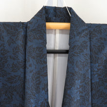 Load image into Gallery viewer, 紬 着物 大島紬 花模様 紺色x黒色 正絹 袷 広衿 カジュアル 仕立て上がり着物 身丈155cm