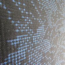 Load image into Gallery viewer, 紬 着物 大島紬 花模様 紺色x黒色 正絹 袷 広衿 カジュアル 仕立て上がり着物 身丈155cm