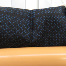 Load image into Gallery viewer, 紬 着物 大島紬 市松に矢羽根模様 紺色x黒色 正絹 袷 広衿 カジュアル 仕立て上がり着物 身丈159cm