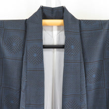 Load image into Gallery viewer, 紬 着物 大島紬 市松に矢羽根模様 紺色x黒色 正絹 袷 広衿 カジュアル 仕立て上がり着物 身丈159cm