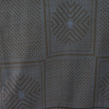 Load image into Gallery viewer, 紬 着物 大島紬 市松に矢羽根模様 紺色x黒色 正絹 袷 広衿 カジュアル 仕立て上がり着物 身丈159cm