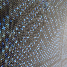 Load image into Gallery viewer, 紬 着物 大島紬 市松に矢羽根模様 紺色x黒色 正絹 袷 広衿 カジュアル 仕立て上がり着物 身丈159cm