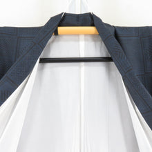 Load image into Gallery viewer, 紬 着物 大島紬 市松に矢羽根模様 紺色x黒色 正絹 袷 広衿 カジュアル 仕立て上がり着物 身丈159cm