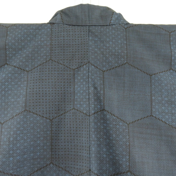 紬 着物 大島紬 証紙付き 亀甲模様 黒色ｘ紺色 袷 広衿 正絹 カジュアル 仕立て上がり着物 身丈162cm 【キモノオフ野々市若松店】 紬 着物 大島紬 証紙付き 亀甲模様 黒色x紺色 袷 広衿 正絹