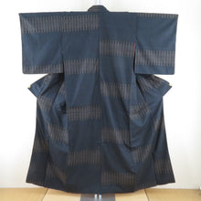 Load image into Gallery viewer, 紬 着物 アンティーク 昔着物 大島紬 胴裏紅絹 幾何学模様 黒色x紺色x灰色 広衿 正絹 カジュアル 仕立て上がり着物 身丈154cm