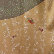 画像をギャラリービューアに読み込む, 訪問着 絞り 刺繍入り 茶色x辛子色 蝶々と流水に萩紋様 一つ紋 パールトーン加工入り 広衿 正絹 仕立て上がり着物 身丈158cm