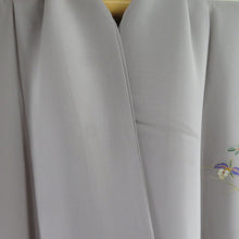 Load image into Gallery viewer, 付下げ グレーx多色 箔入り 小花蘭模様 刺繍入り 袷 広衿 正絹 仕立て上がり着物 身丈159cm