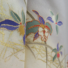 Load image into Gallery viewer, 付下げ グレーx多色 箔入り 小花蘭模様 刺繍入り 袷 広衿 正絹 仕立て上がり着物 身丈159cm