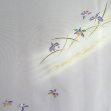 Load image into Gallery viewer, 付下げ グレーx多色 箔入り 小花蘭模様 刺繍入り 袷 広衿 正絹 仕立て上がり着物 身丈159cm