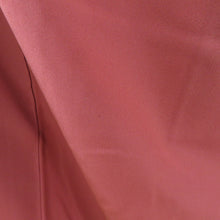 Load image into Gallery viewer, 小紋 赤ピンク色x白色 小花模様 正絹 バチ衿 仕立て上がり着物 身丈147cm