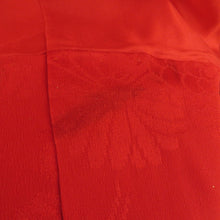 Load image into Gallery viewer, 襦袢 アンティーク 長襦袢 正絹 菊に鶴模様 地紋入り 紅絹 箔入り 広衿 半衿付き 朱色 袷 レトロ 大正ロマン 昔着物 身丈134cm