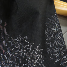 Load image into Gallery viewer, 紬 着物 大島紬 華文模様 黒色x薄紫色x灰色 袷 広衿 正絹 裄長め 仕立て上がり着物 身丈159cm