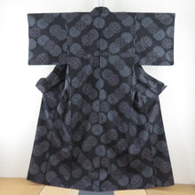 Load image into Gallery viewer, 紬 着物 大島紬 華文模様 黒色x薄紫色x灰色 袷 広衿 正絹 裄長め 仕立て上がり着物 身丈159cm
