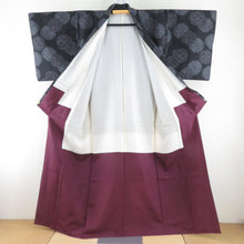 Load image into Gallery viewer, 紬 着物 大島紬 華文模様 黒色x薄紫色x灰色 袷 広衿 正絹 裄長め 仕立て上がり着物 身丈159cm