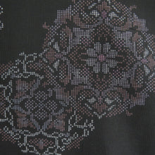 Load image into Gallery viewer, 紬 着物 大島紬 華文模様 黒色x薄紫色x灰色 袷 広衿 正絹 裄長め 仕立て上がり着物 身丈159cm
