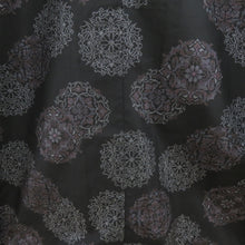 Load image into Gallery viewer, 紬 着物 大島紬 華文模様 黒色x薄紫色x灰色 袷 広衿 正絹 裄長め 仕立て上がり着物 身丈159cm