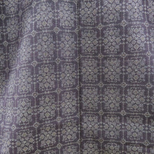 Load image into Gallery viewer, 紬 着物 紫色x白色 幾何学模様 袷 バチ衿 正絹 仕立て上がり着物 身丈156cm