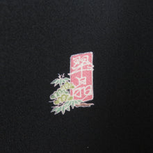 Load image into Gallery viewer, 黒留袖 建物風景 作家物 黒色 五つ紋入り 比翼付き 落款入り 正絹 フォーマル 着物生地 浜縮緬 身丈158cm