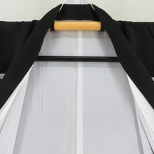 Load image into Gallery viewer, 黒留袖 建物風景 作家物 黒色 五つ紋入り 比翼付き 落款入り 正絹 フォーマル 着物生地 浜縮緬 身丈158cm