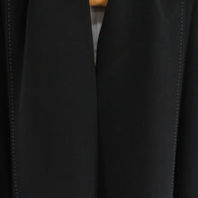 Load image into Gallery viewer, 黒留袖 建物風景 作家物 黒色 五つ紋入り 比翼付き 落款入り 正絹 フォーマル 着物生地 浜縮緬 身丈158cm