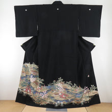 Load image into Gallery viewer, 黒留袖 建物風景 作家物 黒色 五つ紋入り 比翼付き 落款入り 正絹 フォーマル 着物生地 浜縮緬 身丈158cm