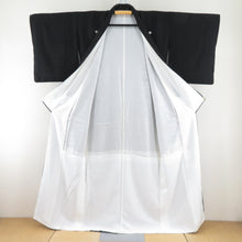 Load image into Gallery viewer, 黒留袖 建物風景 作家物 黒色 五つ紋入り 比翼付き 落款入り 正絹 フォーマル 着物生地 浜縮緬 身丈158cm