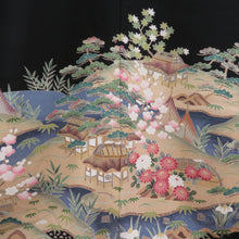 Load image into Gallery viewer, 黒留袖 建物風景 作家物 黒色 五つ紋入り 比翼付き 落款入り 正絹 フォーマル 着物生地 浜縮緬 身丈158cm