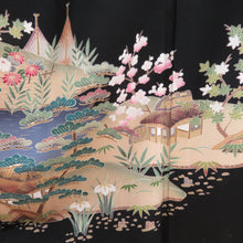 Load image into Gallery viewer, 黒留袖 建物風景 作家物 黒色 五つ紋入り 比翼付き 落款入り 正絹 フォーマル 着物生地 浜縮緬 身丈158cm