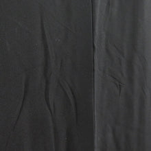 Load image into Gallery viewer, 黒留袖 建物風景 作家物 黒色 五つ紋入り 比翼付き 落款入り 正絹 フォーマル 着物生地 浜縮緬 身丈158cm