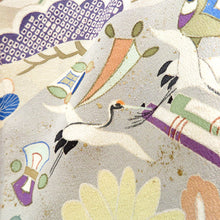 Load image into Gallery viewer, 黒留袖 アンティーク 昔着物 正絹 黒 多色 金 扇 鼓 花々 宝文様 刺繍 裾綿入 シミあり 昔 レトロ 明治・大正ロマン  身丈161cm