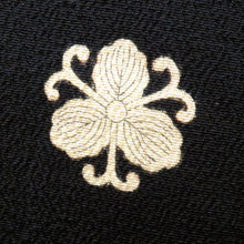 Load image into Gallery viewer, 黒留袖 アンティーク 昔着物 正絹 黒 多色 金 扇 鼓 花々 宝文様 刺繍 裾綿入 シミあり 昔 レトロ 明治・大正ロマン  身丈161cm