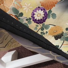Load image into Gallery viewer, 黒留袖 アンティーク 昔着物 正絹 黒 多色 金 扇 鼓 花々 宝文様 刺繍 裾綿入 シミあり 昔 レトロ 明治・大正ロマン  身丈161cm