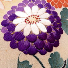 Load image into Gallery viewer, 黒留袖 アンティーク 昔着物 正絹 黒 多色 金 扇 鼓 花々 宝文様 刺繍 裾綿入 シミあり 昔 レトロ 明治・大正ロマン  身丈161cm