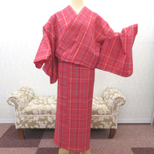 Load image into Gallery viewer, ウール着物 単衣 ピンク地 チェック柄 格子 バチ衿 カジュアルきもの 普段着物 仕立て上がり 身丈149.7cm