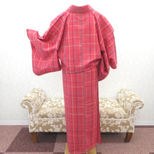 Load image into Gallery viewer, ウール着物 単衣 ピンク地 チェック柄 格子 バチ衿 カジュアルきもの 普段着物 仕立て上がり 身丈149.7cm