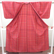 Load image into Gallery viewer, ウール着物 単衣 ピンク地 チェック柄 格子 バチ衿 カジュアルきもの 普段着物 仕立て上がり 身丈149.7cm