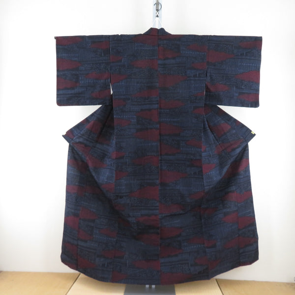 紬 着物 単衣 紺色ｘ赤色 雲取り模様 バチ衿 正絹 仕立て上がり着物 身丈155cm 【キモノオフ野々市若松店】 紬 着物 単衣 紺色x赤色 雲取り模様 バチ衿 正絹 仕立て上がり着物