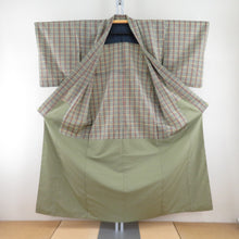 Load image into Gallery viewer, 紬 着物 絹 胴抜き 格子模様 緑x赤x黄色 バチ衿 仕立て上がり着物 身丈156cm