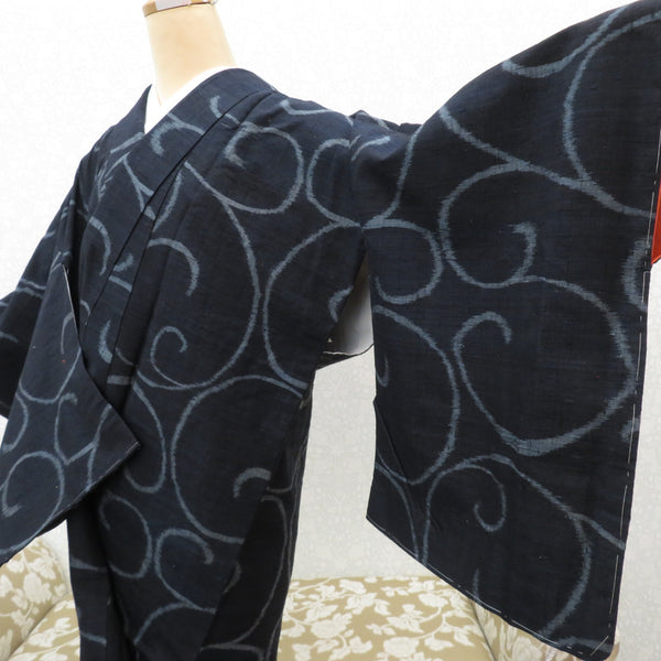 紬 着物 本真綿織 正絹 紺 水色 唐草 袷 広衿 端布付き しつけ糸付き カジュアル着物 仕立て上がり 身丈159.5cm 未使用品 【キモノオフ野々市若松店】 紬 着物 本真綿織 正絹 紺 水色 唐草 袷 広衿 端布付き しつけ糸付き