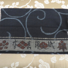 Load image into Gallery viewer, 紬 着物 本真綿織 正絹 紺 水色 唐草 袷 広衿 端布付き しつけ糸付き カジュアル着物 仕立て上がり 身丈159.5cm 未使用品