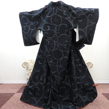 Load image into Gallery viewer, 紬 着物 本真綿織 正絹 紺 水色 唐草 袷 広衿 端布付き しつけ糸付き カジュアル着物 仕立て上がり 身丈159.5cm 未使用品
